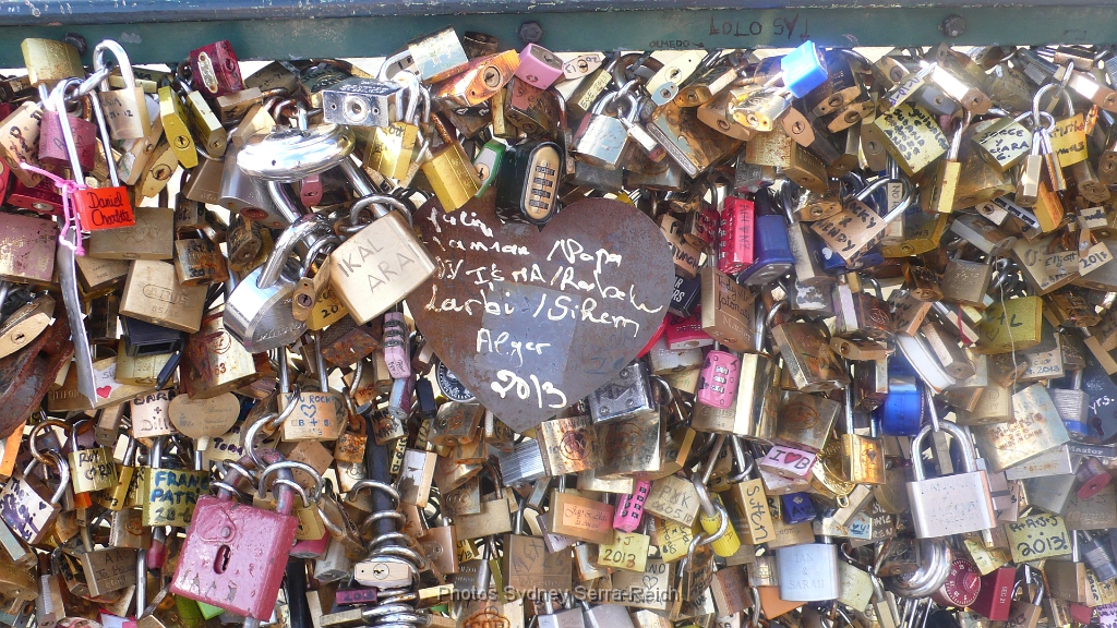 Les cadenas des amoureux sur le Pont des Arts.JPG - Les cadenas des amoureux sur le Pont des Arts. Le 10 novembre 2013